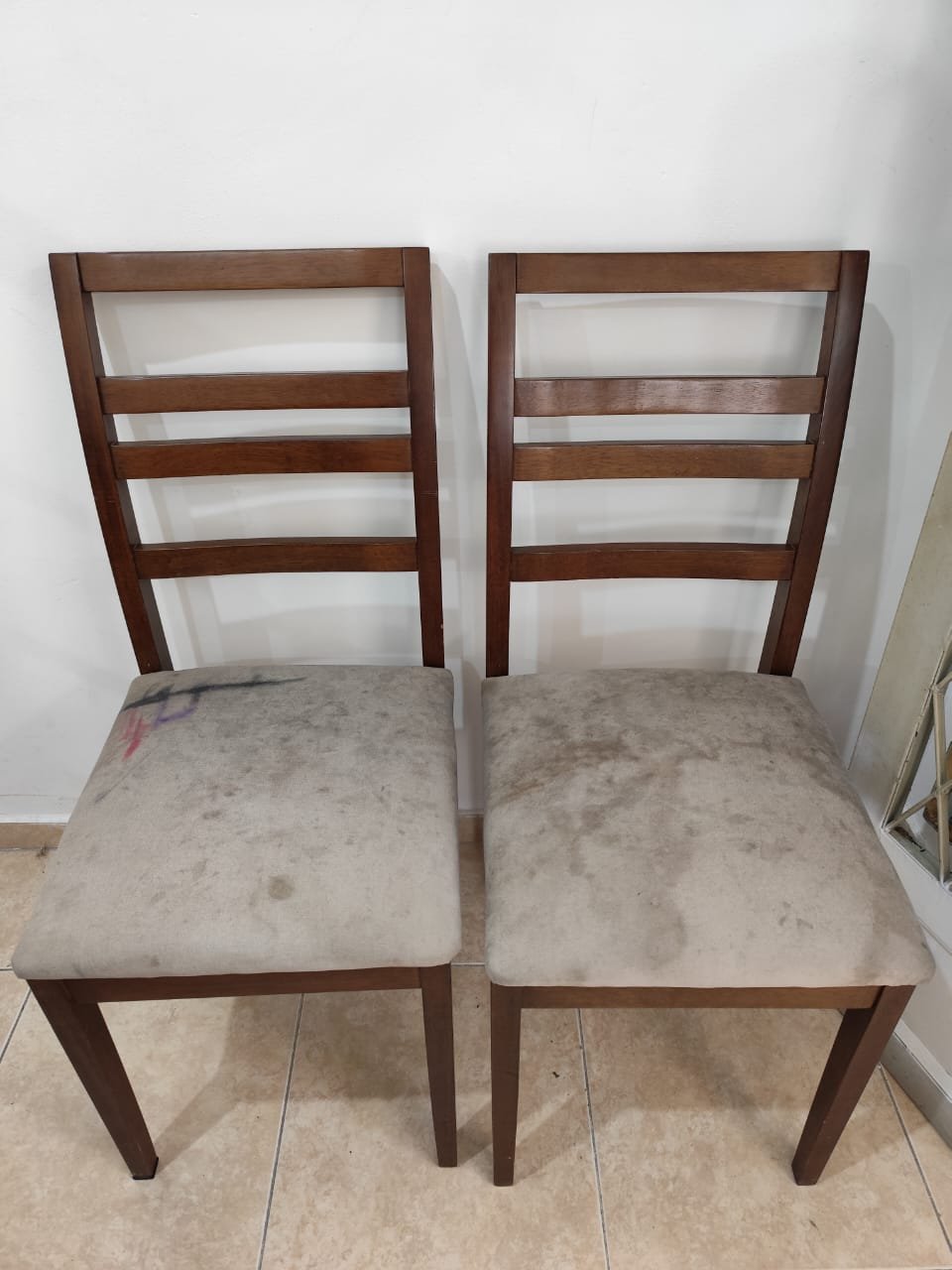 Cadeira estofada com manchas e sujeiras aparentes antes do processo de higienização profissional.